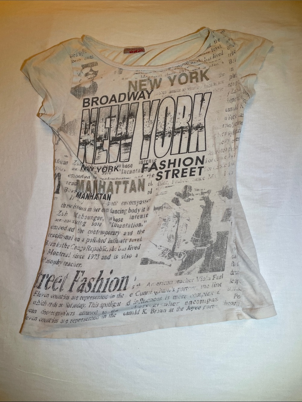 Graphic New York Scoop Tee - Cream Y2K